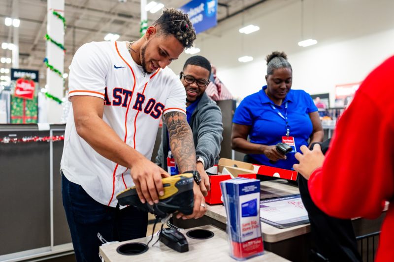 Image for the Tweet beginning: Getting in the holiday spirit!

Yesterday