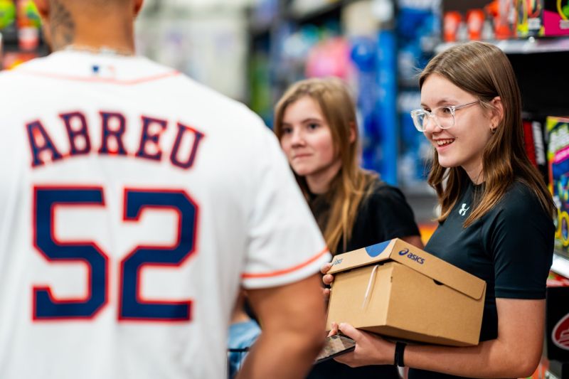 Image for the Tweet beginning: Getting in the holiday spirit!

Yesterday