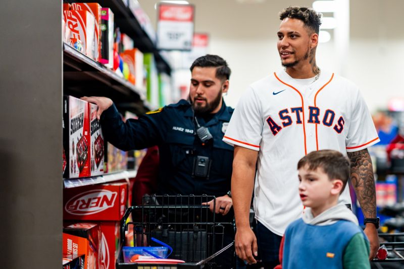 Image for the Tweet beginning: Getting in the holiday spirit!

Yesterday